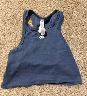 Alo Yoga tank  thumbnail 1