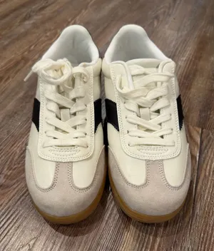 Universal Threads Women’s Universal Sneakers Thread Lace-Up thumbnail 1