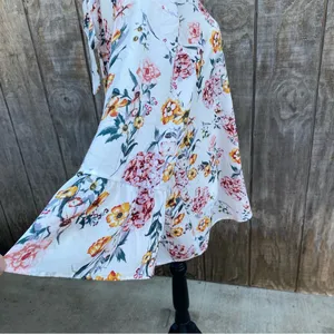 Lavish Woman’s Plus Size Floral Print Bell Sleeve Blouse Size 3X thumbnail 3