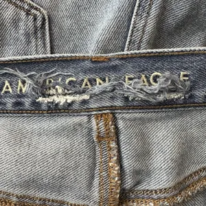 American Eagle Hi-Rise Girlfriend Jeans Destroyed Crop Cotton Denim Blue Size 12 thumbnail 4