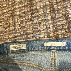 Levi’s Premium Wedgie Straight Leg Light Wash Distressed Denim Jeans Size 23 thumbnail 4