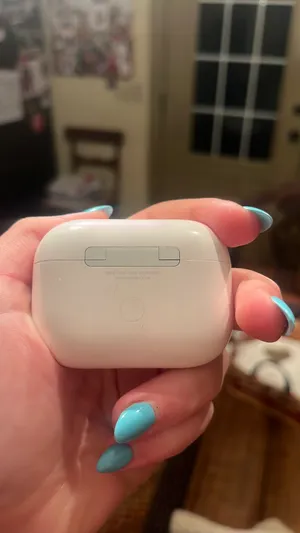 Apple AirPods Case thumbnail 3