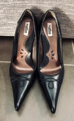 Kenneth Cole Hardly Worn Tribeca pointed toe shoes. Sz 7.5. In excellent condition thumbnail 1