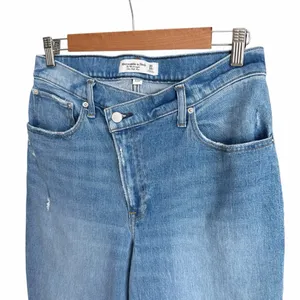 Abercrombie & Fitch The 90s Straight Ultra High Rise Criss Cross Jeans Size 30 thumbnail 4