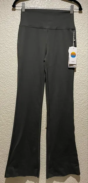 Vuori Halo Slim Flare High-Waist Flare Yoga Pants Leggings Kale green Size S thumbnail 1