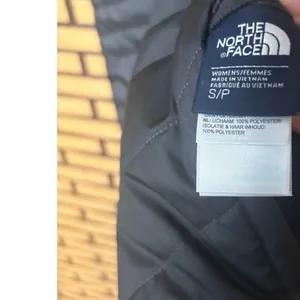 The North Face Black And Gray Reversible‎ Vest Size Small thumbnail 8