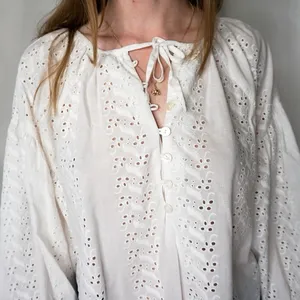 Urban Outfitters White Eyelet Button-Back Blouse Size‎ XS thumbnail 2