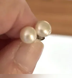 Women’s Creamy White Pearl Stud Earrings thumbnail 2