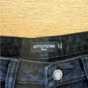 PrettyLittleThing - Denim Cargo Jeans Tall in Black thumbnail 3