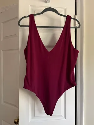 Aritzia Babaton Contour V Neck Bodysuit Plum Burgundy Size 2XL Sleeveless Thong thumbnail 6