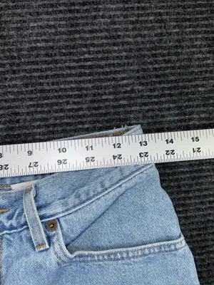 Vintage 90s Levi’s 550 Relaxed Fit Denim Shorts Women’s 26 Light Denim Jorts thumbnail 5