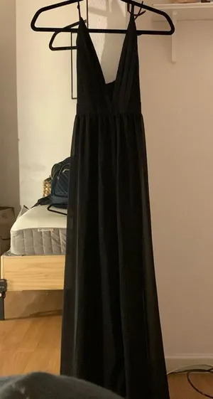 Forever 21 long/maxi black v-neck dress size M thumbnail 1
