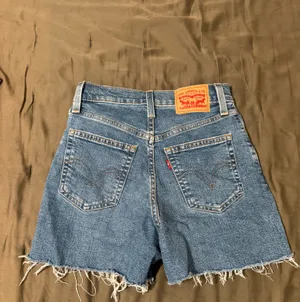 Levi's High waisted mom shorts thumbnail 2