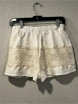 ASTR Cream Off White Lace High Waisted pull on cotton blend shorts size medium thumbnail 4