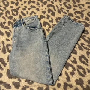 Abercrombie & Fitch Light Blue 90’s Straight Ultra High Rise Jeans thumbnail 3