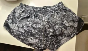 Lululemon Hotty Hot Short 2.5” Size 8 thumbnail 1