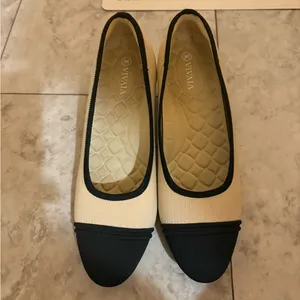 Vivaia Julie 1.0 Almond-Toe Chunky Heels in Cream & Black thumbnail 5