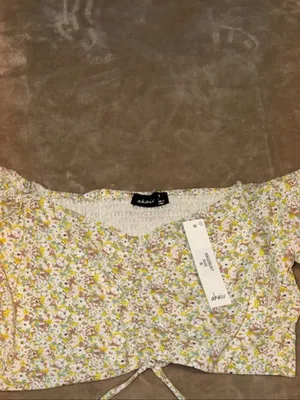 Kaii Yellow Floral Puff-Sleeve Tie-Front Crop Top with White Accents thumbnail 2