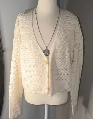 Cream Crochet V thumbnail 1