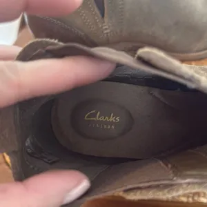 Clark’s Artisan Maypearl tan suede booties size 9.5 thumbnail 8