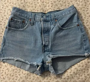 Levi’s cutoff jeans thumbnail 1