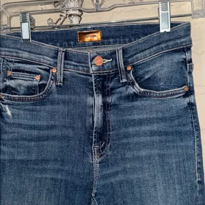 Mother jeans the insider crop step chew Distressed Blue dancing on coals 24 thumbnail 3