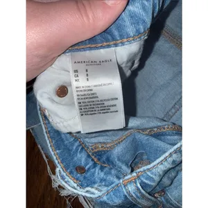 Women’s American Eagle light wash 90s boyfriend short distressed raw hem thumbnail 7