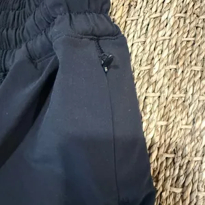 Lululemon - Hotty Hot Shorts Black Size 4 Tall thumbnail 2