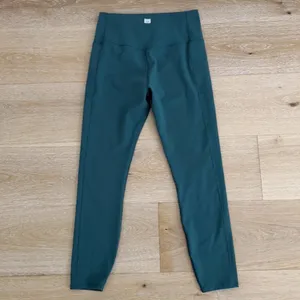 Vuori Women's Studio Pocket Leggings Ivy Green Size M VW446 thumbnail 3