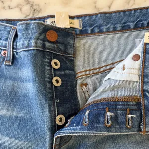 NWT Madewell Long Denim Shorts in Pedersen Wash 26 missing interior button thumbnail 9