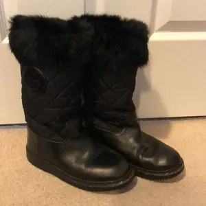 Tory Burch Black Leather Fur Lined Winter Ankle Boots Size 6 Slip On Quilted thumbnail 1