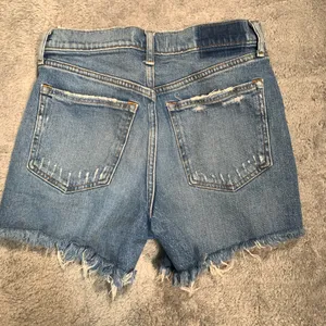 Abercrombie & Fitch 4” mom short high rise Blue Jean Shorts thumbnail 6