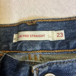Levi’s Women’s Jeans Low Pro Straight Size 23 Medium Wash thumbnail 2
