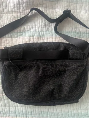 lululemon athletica black and reflective Fanny pack thumbnail 7