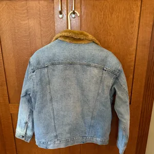 Levi's Denim Reversible Trucker Jacket with Faux fur Lining thumbnail 2