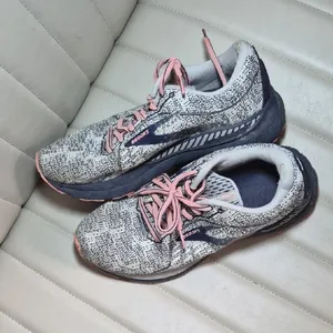 Brooks Women’s Athletic Shoes in Pink and Gray 9.5 thumbnail 3