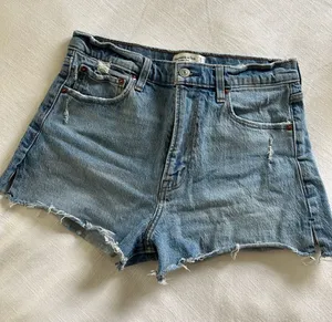 Abercrombie & Fitch - The Mom Short, High Rise thumbnail 1