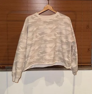 American Eagle Oversized Cropped Camo Crewneck thumbnail 1