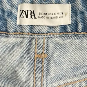 Zara Light Wash Straight Leg Denim Jeans Size 6 Side Split Hems 90s VTG Inspired thumbnail 3