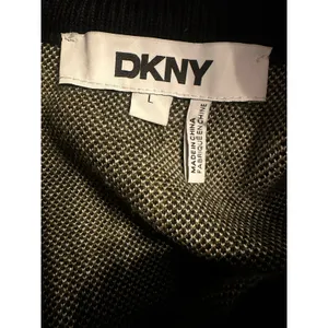 DKNY Shirt Women Large Green Camo Short Sleeve Crew Neck Zip Shoulder Streetwear thumbnail 4