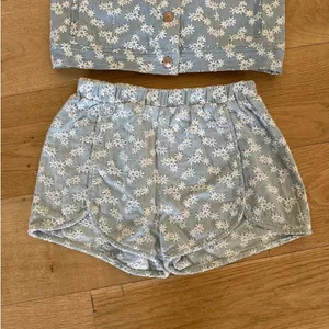 Dolce Vita - Embroidered Daisy Sleevelest Vest Top & Shorts Set in Blue & White thumbnail 2