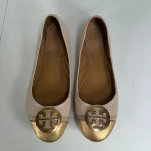 Tory Burch Minnie Womens 8.5 Cap Toe Logo Beige Gold Ballet Flat Slip On Shoe thumbnail 5