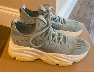 Sneaker thumbnail 1