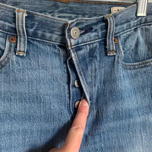 Levi's White Oak Cone Raw Hem Denim Jeans in‎ Medium Blue Wash Button Fly thumbnail 3