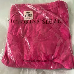 Brand new in bag VS Pink t-shirt thumbnail 1