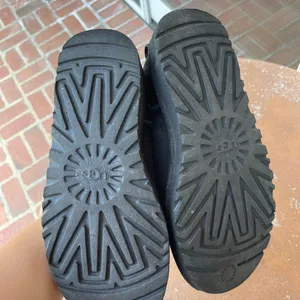 Ugg ultra mini black sz 5 women In great condition thumbnail 2