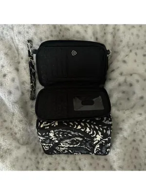 Vera Bradley wristlet wallet! super spacious in great condition :) thumbnail 2