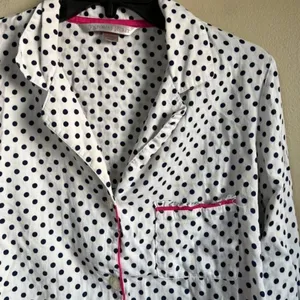 Victoria's Secret navy and white polkadot pajama top medium‎ thumbnail 2