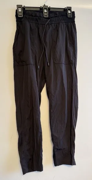 Lululemon Size‎ 4 Dance Studio Mid-Rise Crop 25" Black thumbnail 1