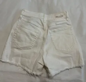 Hollister Curvy Ultra High Rise Mom Shorts thumbnail 2